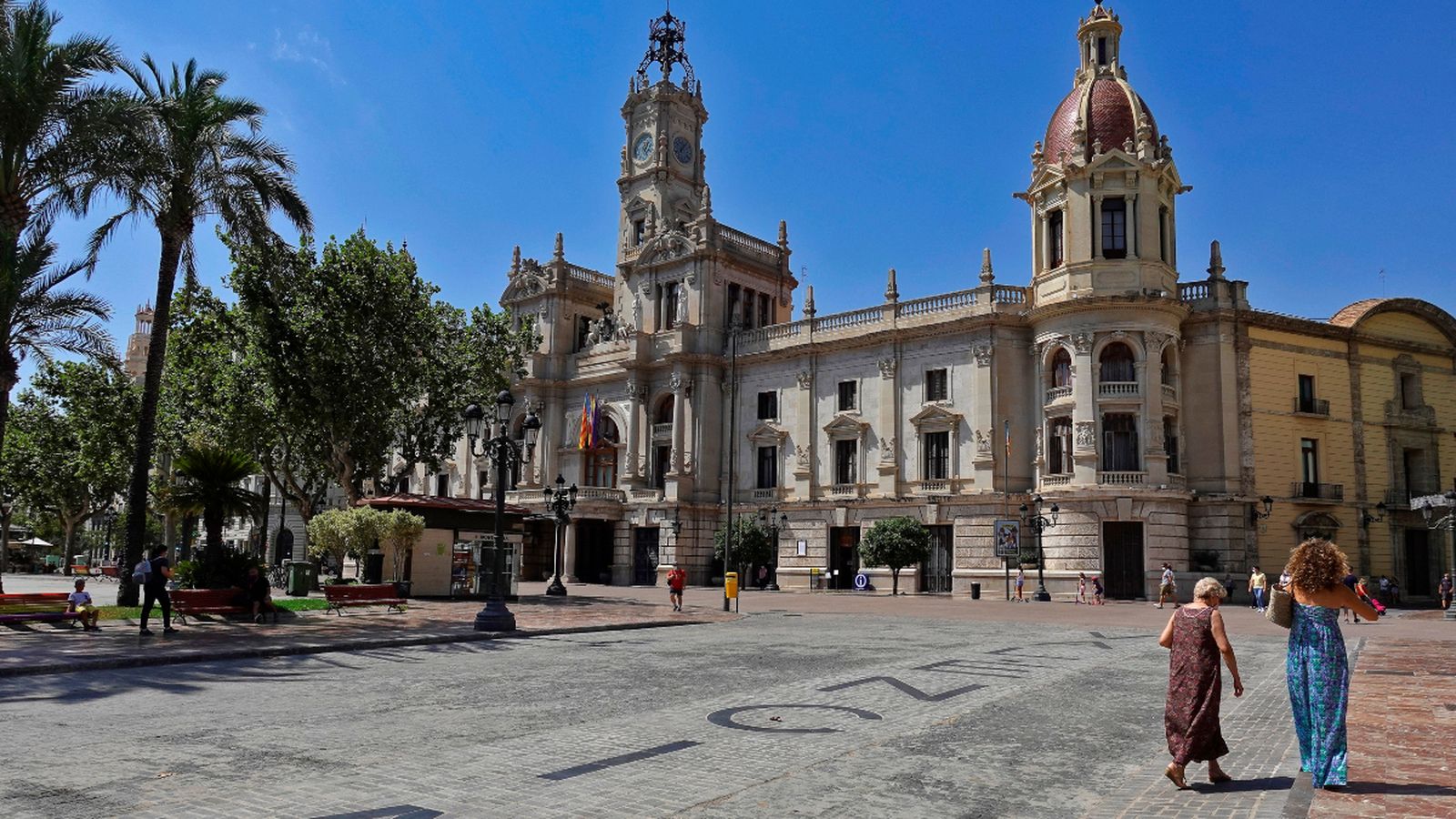 Dos dones passegen per la plaça de l'Ajuntament de València