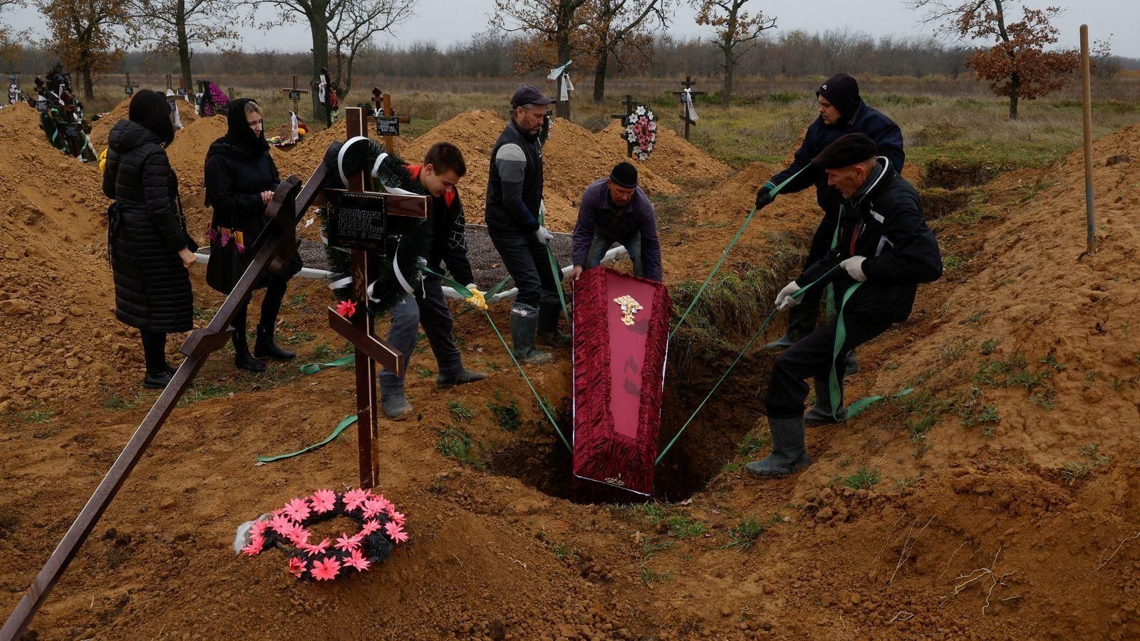 Soterrament d'un dels veïns de Kherson morts durant l'ocupació russa