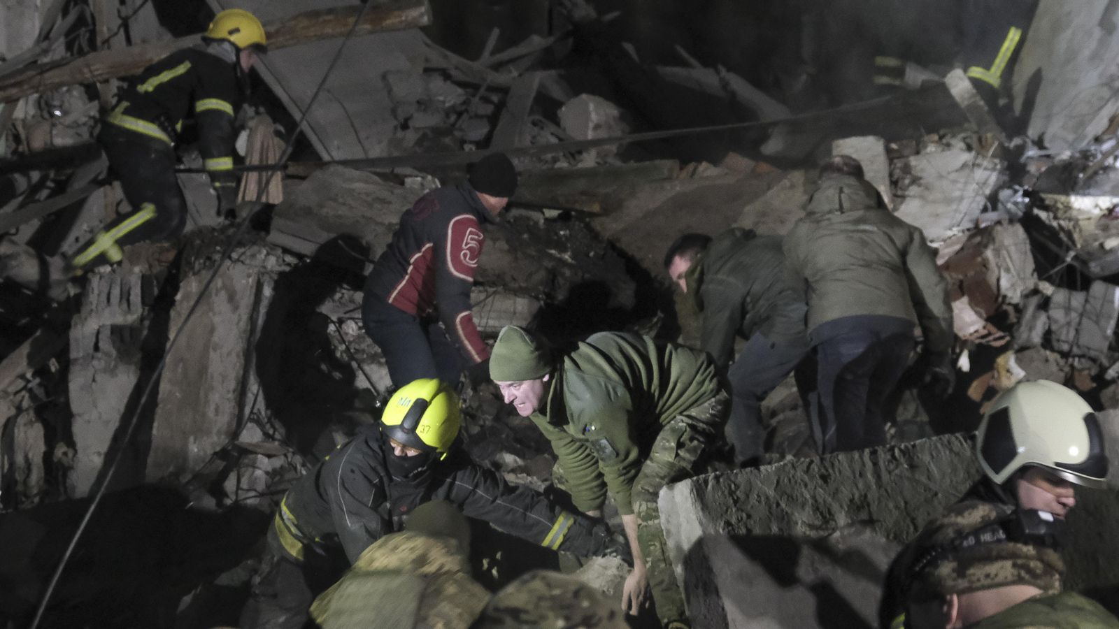 Almenys tres morts i 21 ferits en un atac amb míssils en un districte residencial de Kramatorsk, Ucraïna