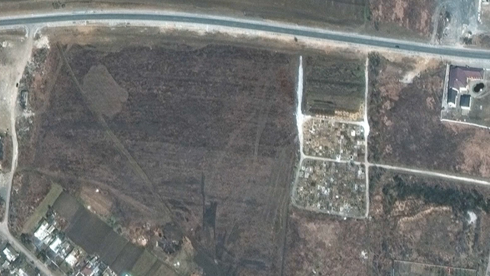 Imatge del satèl·lit Maxar del 9 d'abril de el sector de la fossa comuna en Mangush, a Mariúpul