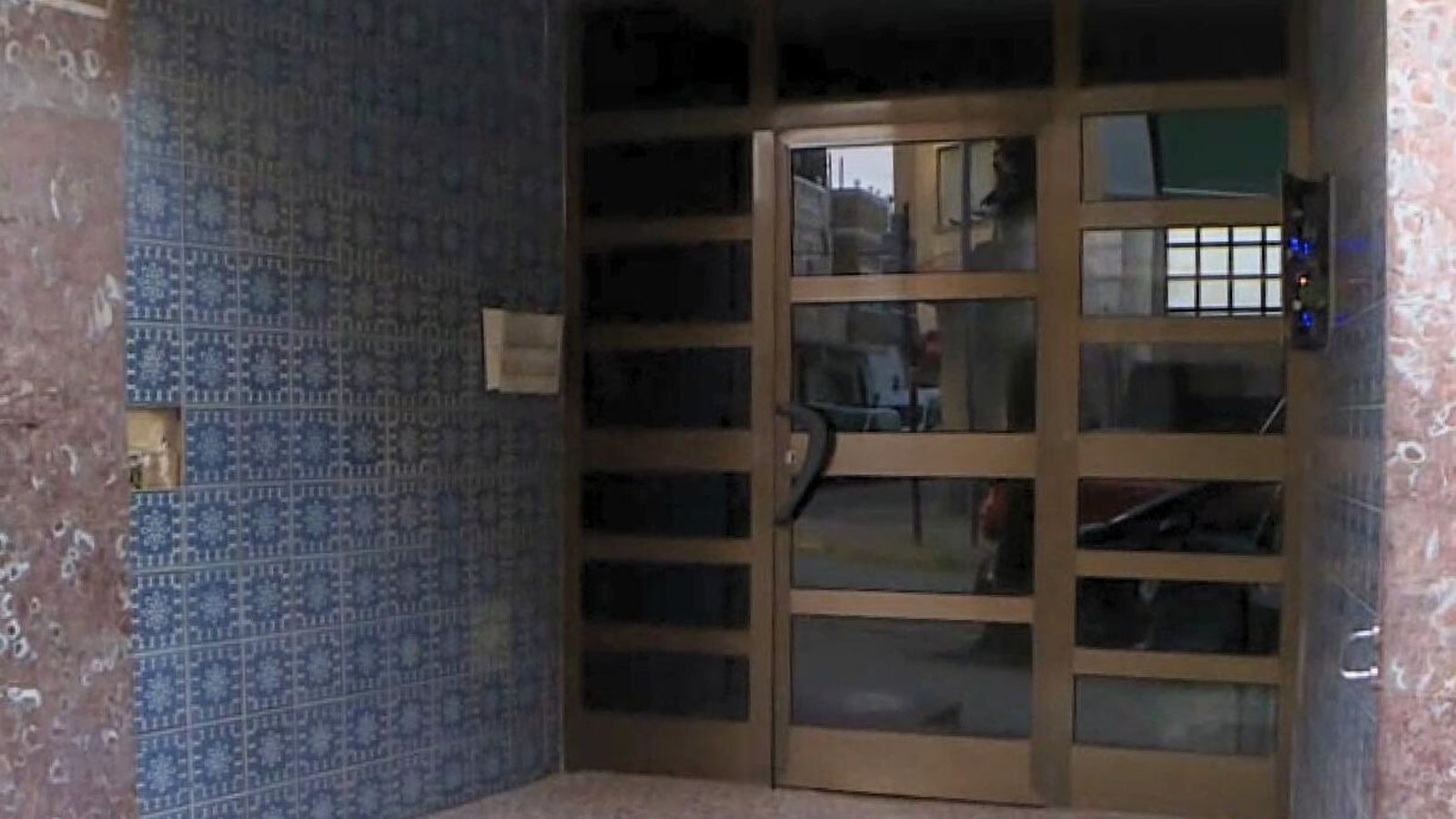 En imatge, la porta d'accés a la finca d'Alfafar on s'ha produït el presumpte homicid i l'arrest