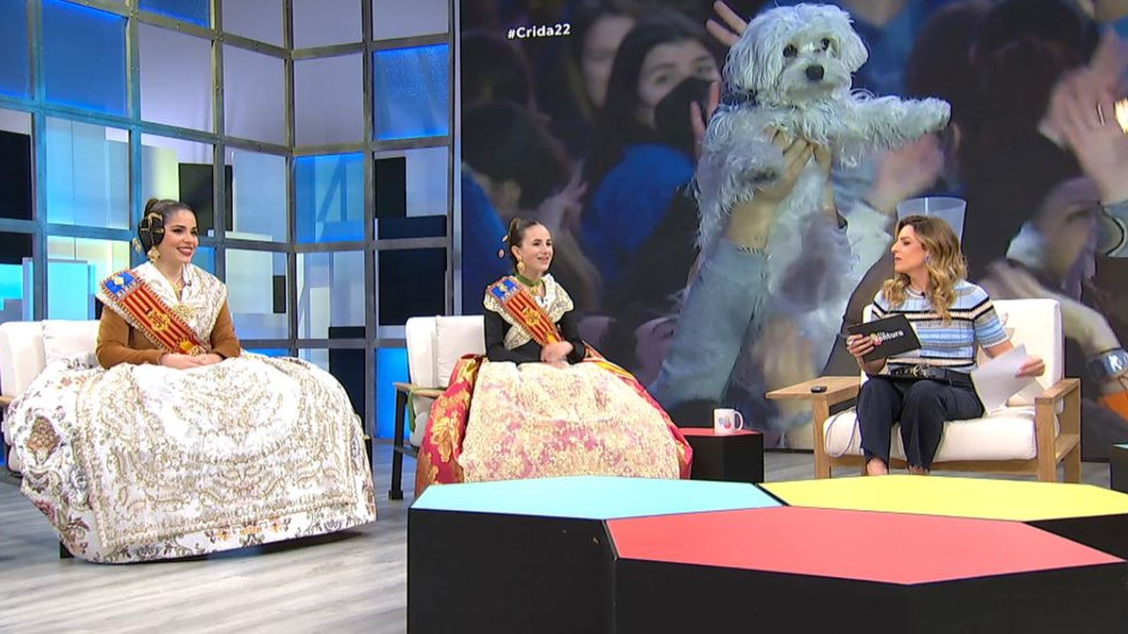 Les falleres majors de València visiten el plató d'A la ventura