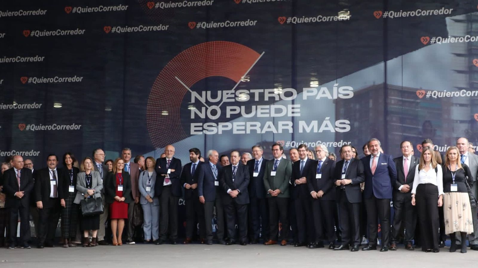 Representants polítics i empresaris valencians, juntament amb el president murcià, en l'acte per a reivindicar el corredor mediterrani celebrat a Barcelona