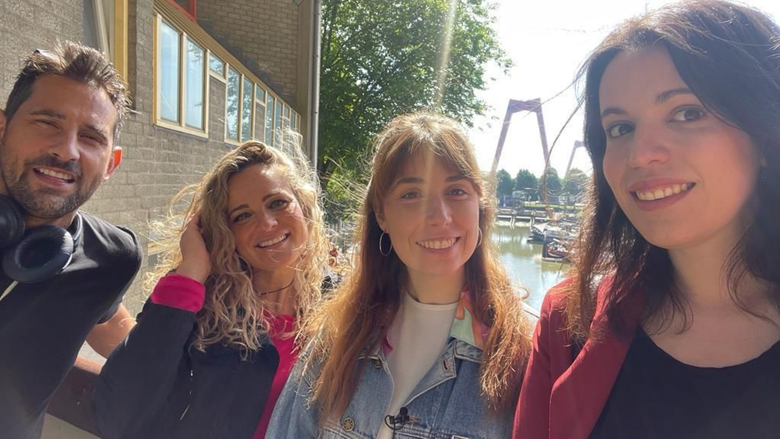 Marina d'Alacant i Amparo de València amb l'equip del programa