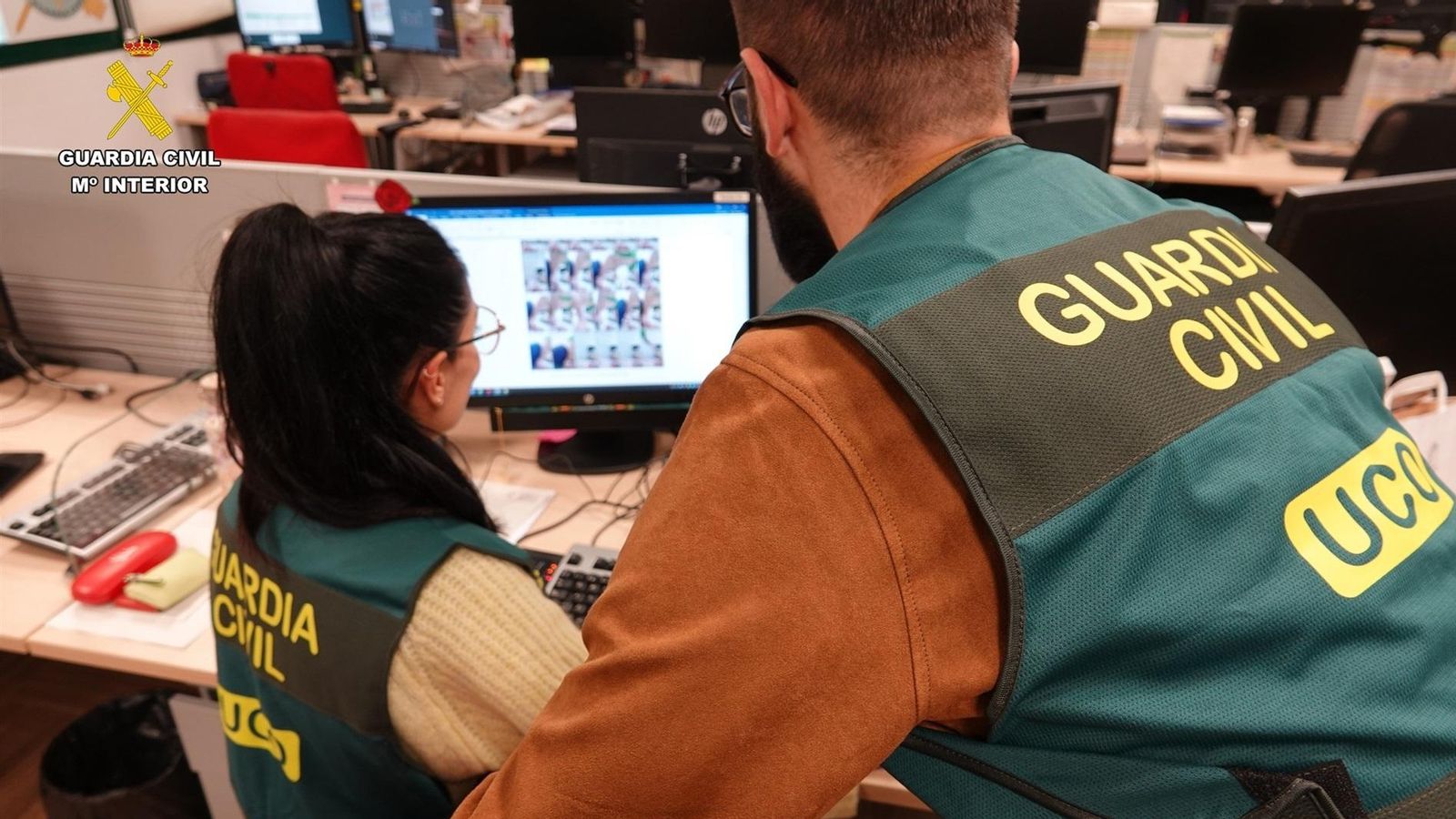 Agents de la Guàrdia Civil durant una investigació sobre contingut pedòfil en el web profund