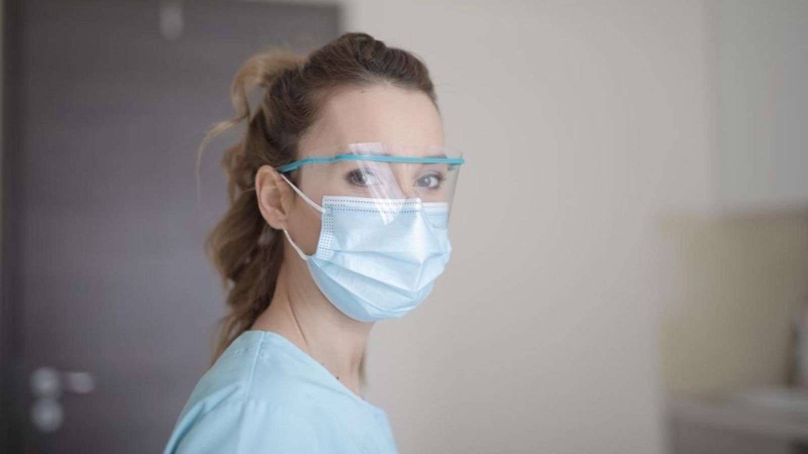 Professional sanitària amb mascareta i ulleres protectores