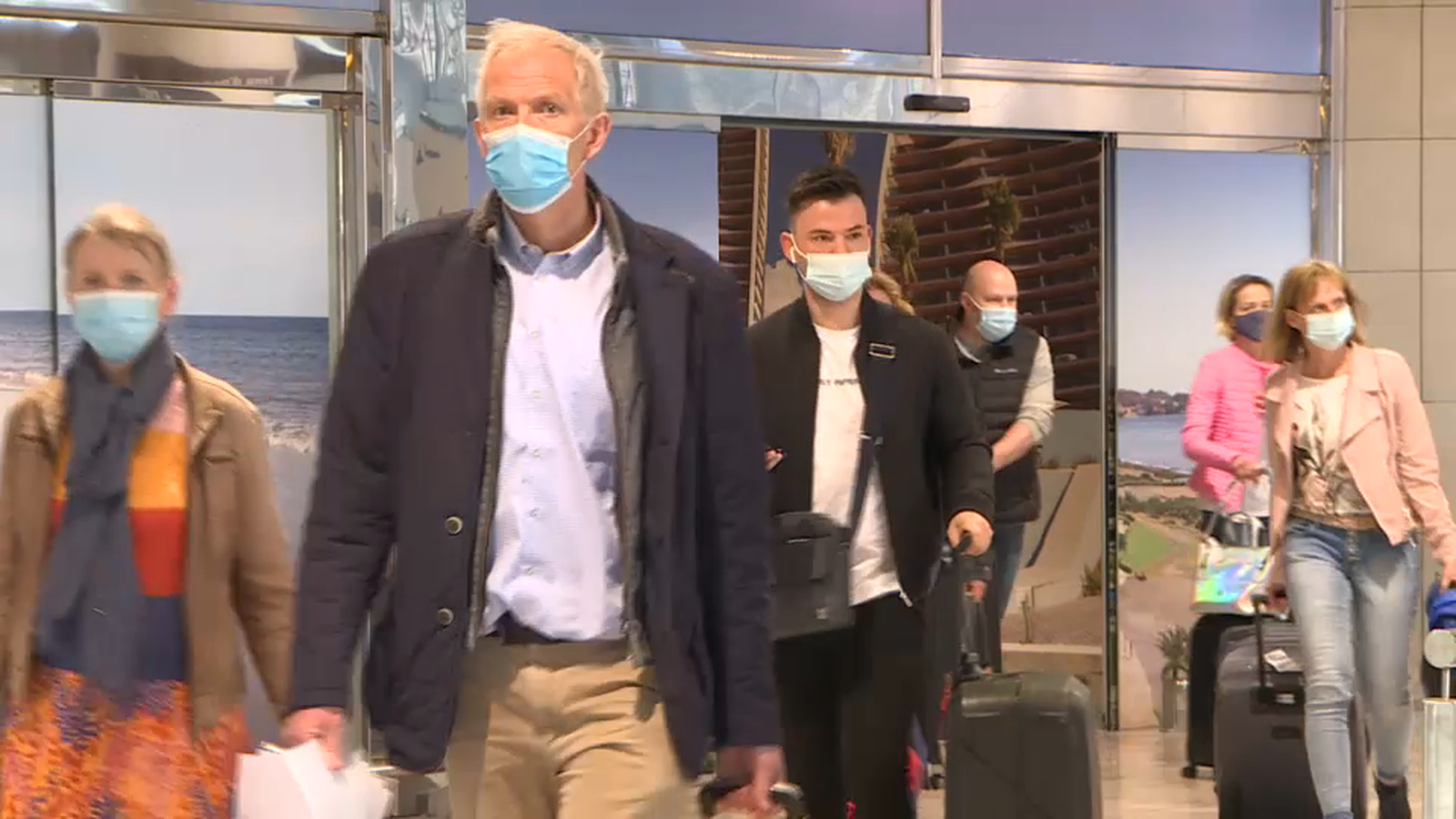 Arriben els primers turistes britànics sense requisit de PCR negativa