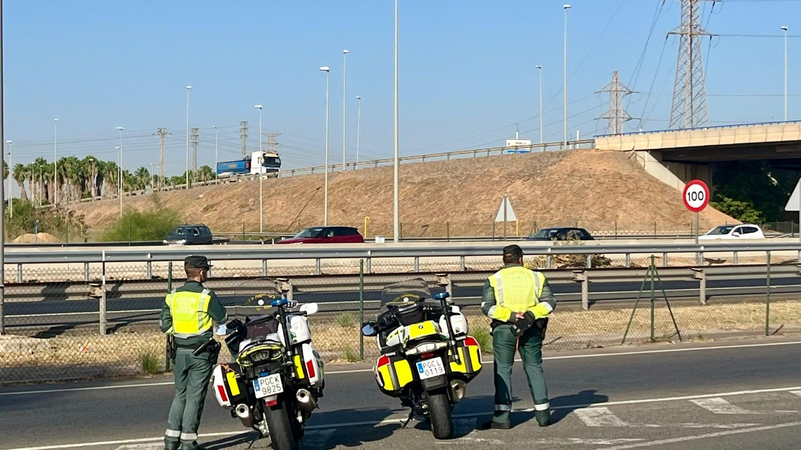 Dos agents de la Guàrdia Civil de Trànsit vigilen una carretera valenciana