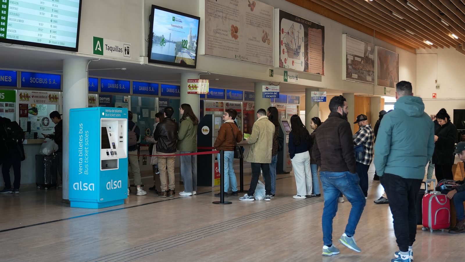 Viatgers acudeixen a l'Estació d'Autobusos Plaza d'Armas de Sevilla després de suspendre's la connexió ferroviària entre Madrid i Còrdova, Sevilla, Màlaga i Huelva