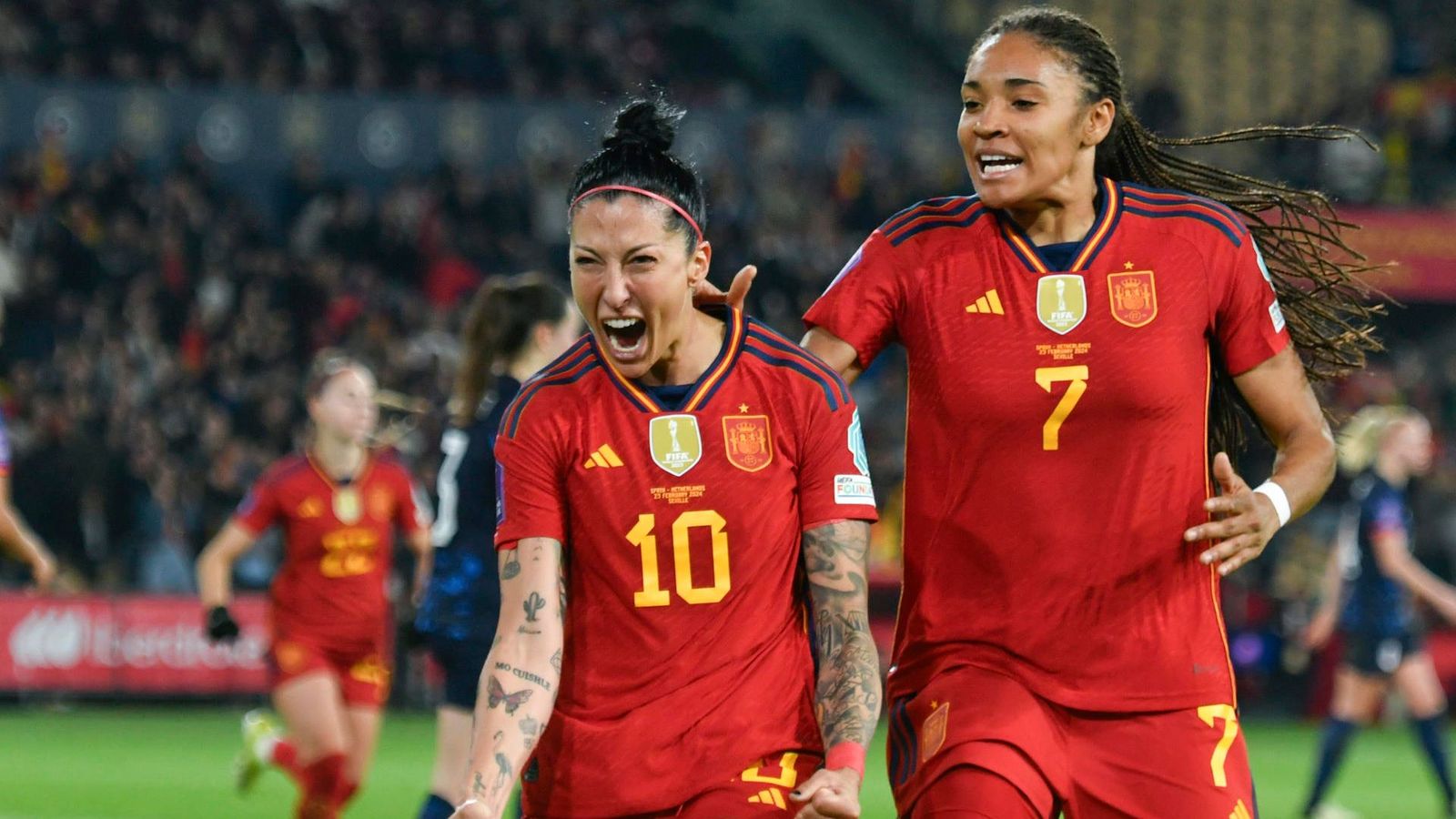 Jenni Hermoso i Salma Paralluelo celebren un dels gols