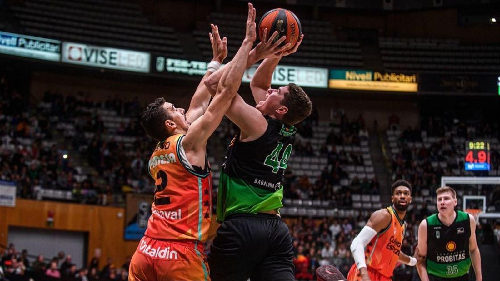 Josep Puerto tracta de taponar una pilota en un partit de la passada campanya