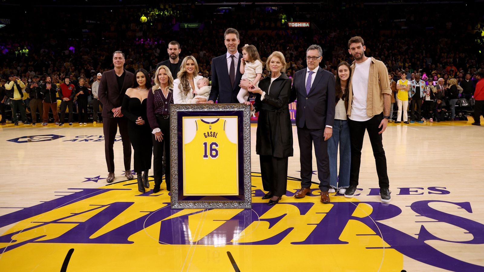 Pau Gasol posa amb la seua família durant la retirada de la samarreta de l'exjugador