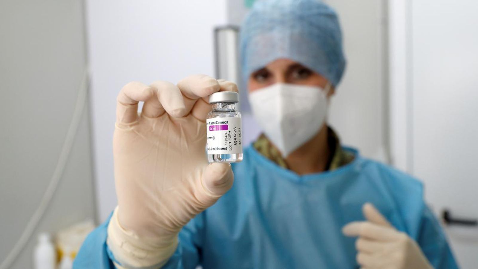 Una sanitària mostra un vial de la vacuna de Pfizer