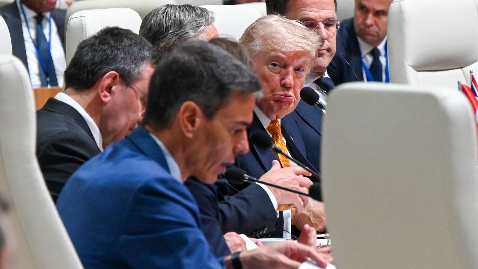 El president dels Estats Units, Donald Trump, observa el president del govern espanyol, Pedro Sánchez, durant una sessió de treball de la cimera de l'OTAN a Ankara, Turquia