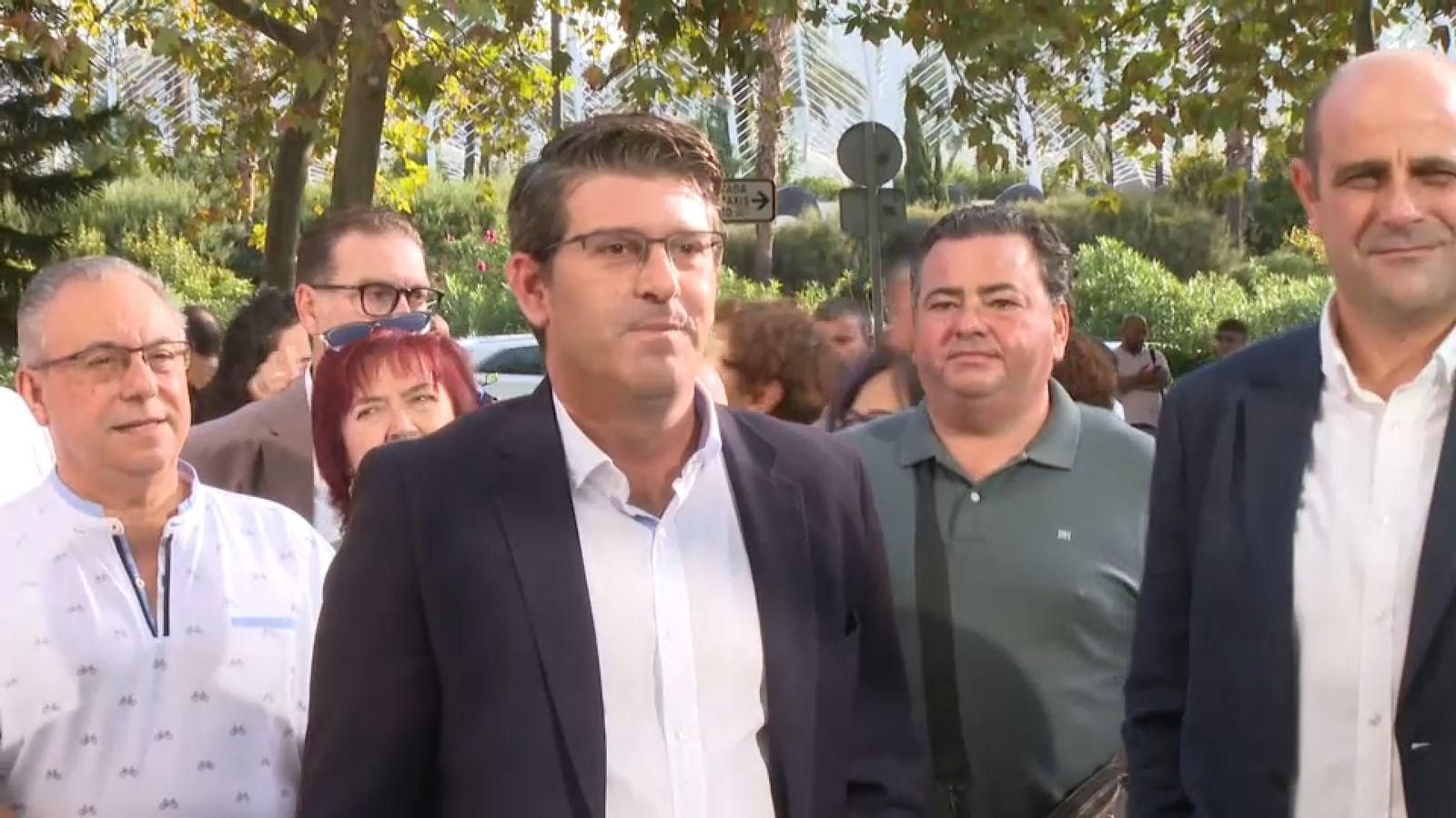 L'expresident de la Diputació de València (centre) Jorge Rodríguez, a les portes de la Ciutat de la Justícia