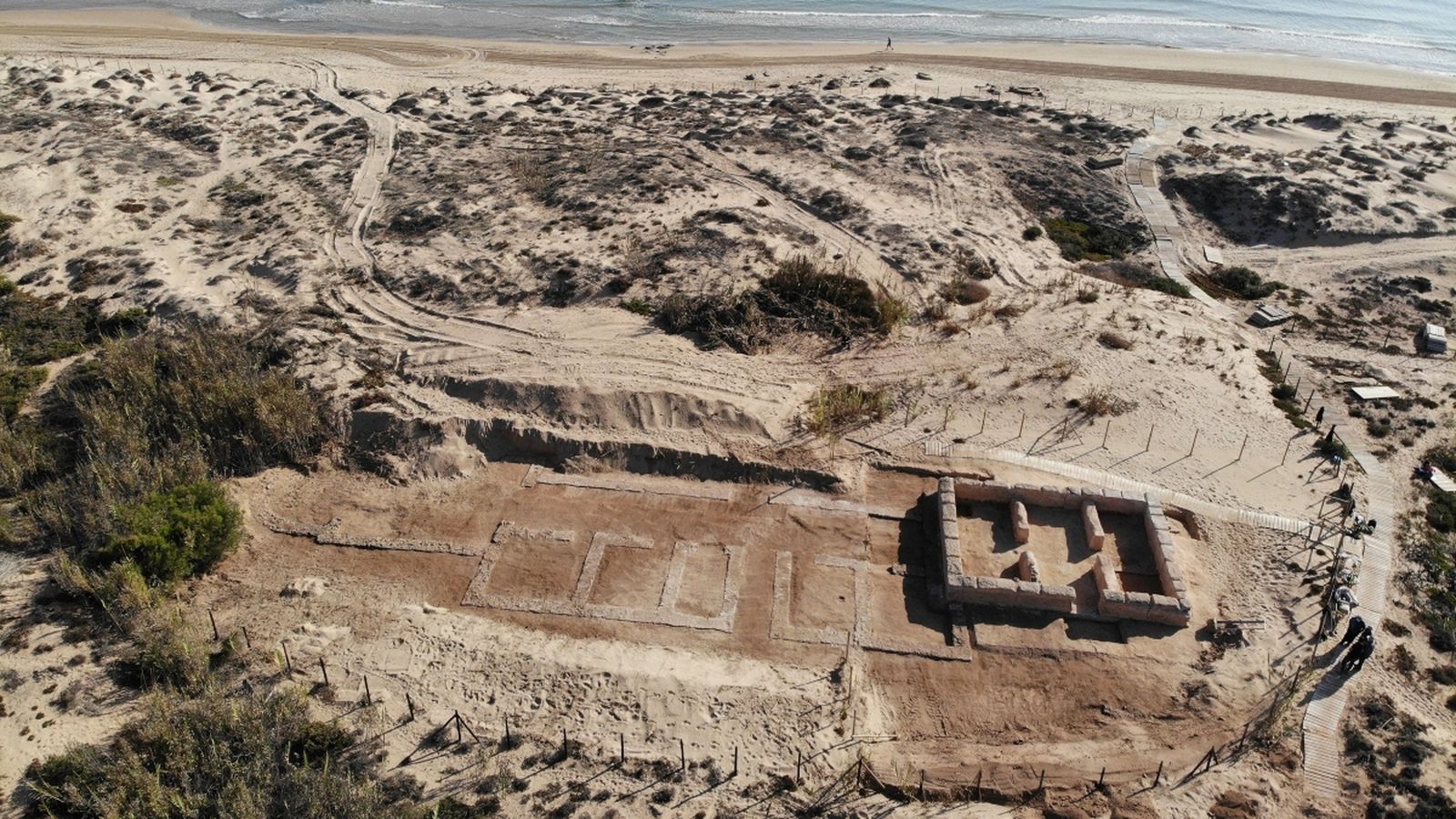 El jaciment abasta una gran extensió de restes disperses pel conjunt dunar litoral