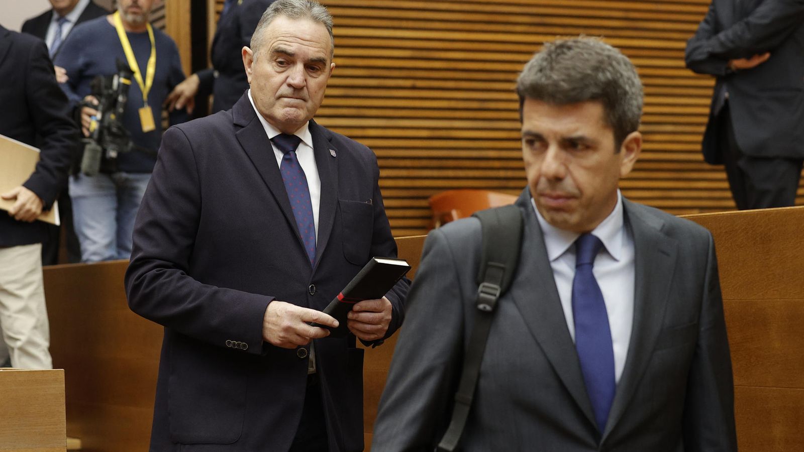 El nou conseller Francisco José Gan Pamplons amb el president de la Generalitat, Carlos Mazón, en el ple de les Corts este dijous