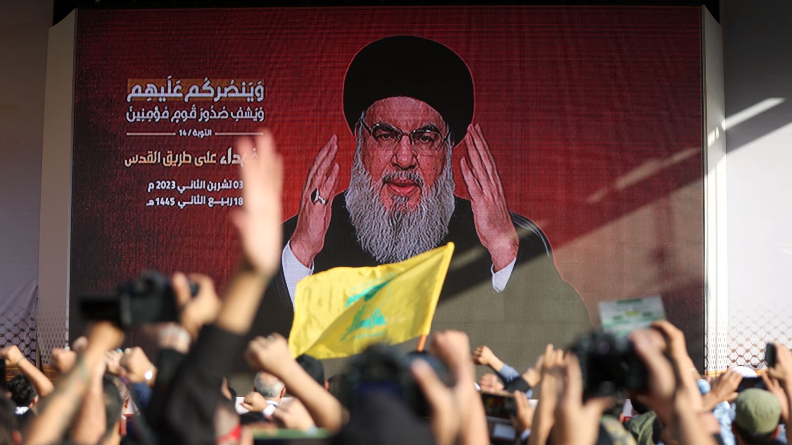 El líder de Hezbollah, Sayyed Hassan Nasrallah, apareix en una pantalla mentre es dirigeix als seus partidaris a Beirut, Líban