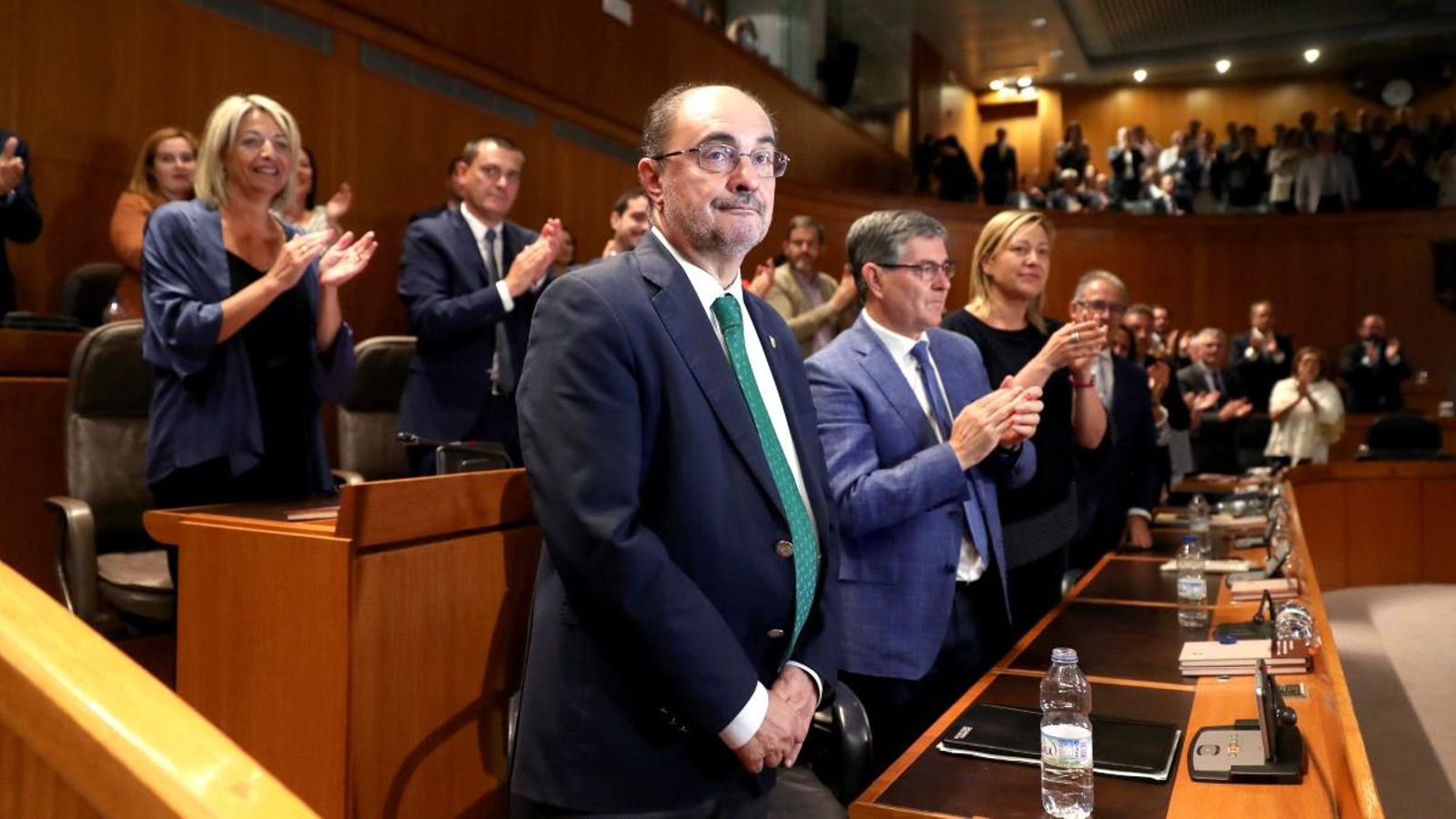 Lambán rep els aplaudiments dels companys de partit després de ser investit