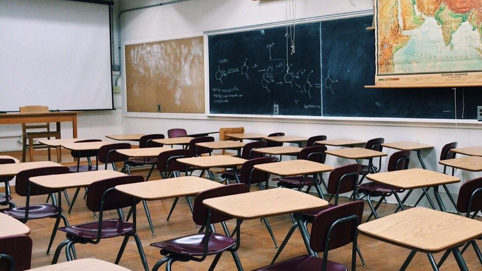 La Conselleria d'Educació ha deixat milers d'alumnes sense docents en retardar una setmana la incorporació dels ensenyants La Conselleria d'Educació ha deixat milers d'alumnes sense docents en retardar una setmana la incorporació dels ensenyants
