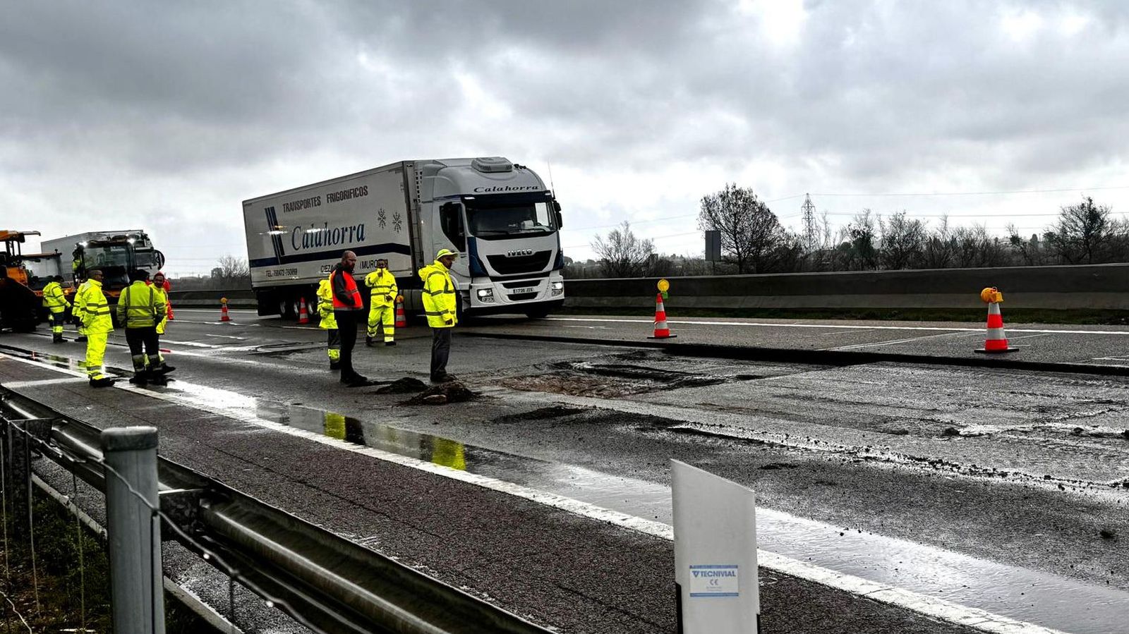 Forat en la carretera que manté dos carrils de l'A-7 tallats, a l'altura de Rafelbunyol