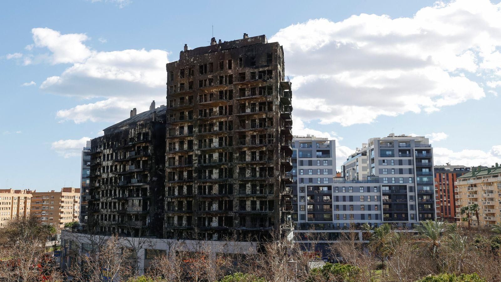L'edifici del barri de Campanar de València afectat per l'incendi / Reuters