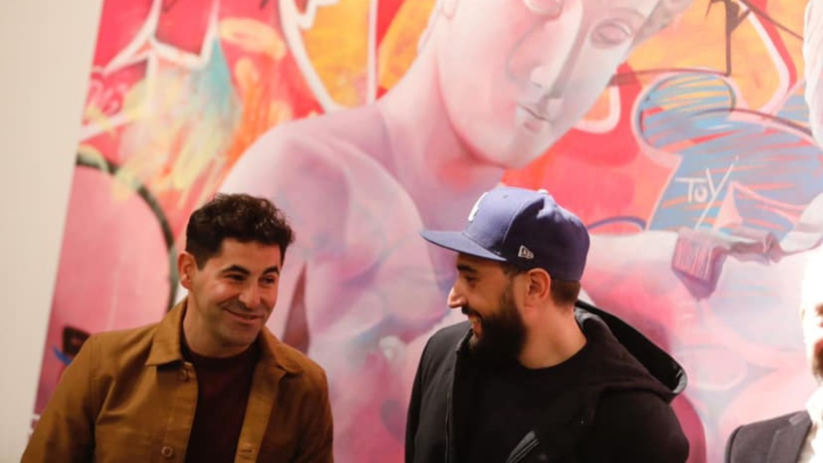 El duo artístic PichiAvo, davant d’una de les seues obres