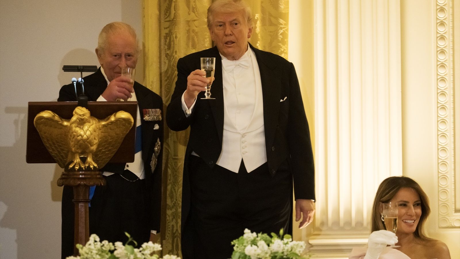 En la imatge, Carles III i Donald Trump compartixen un brindis en un sopar de gala a Washington