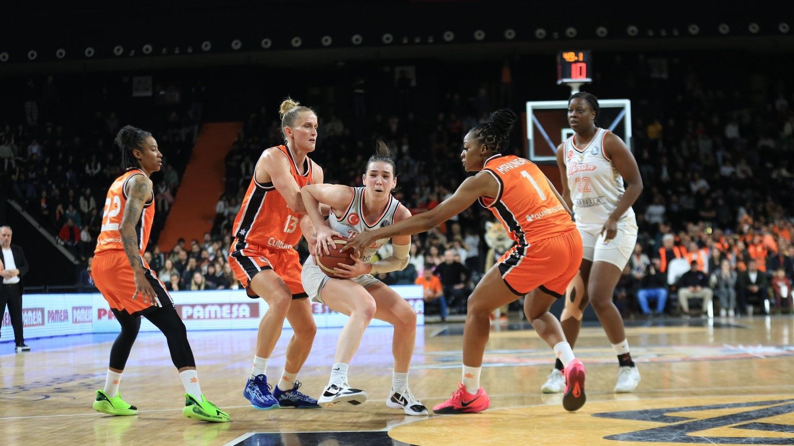 Fiebich i Mavunga bloquejen una jugadora rival