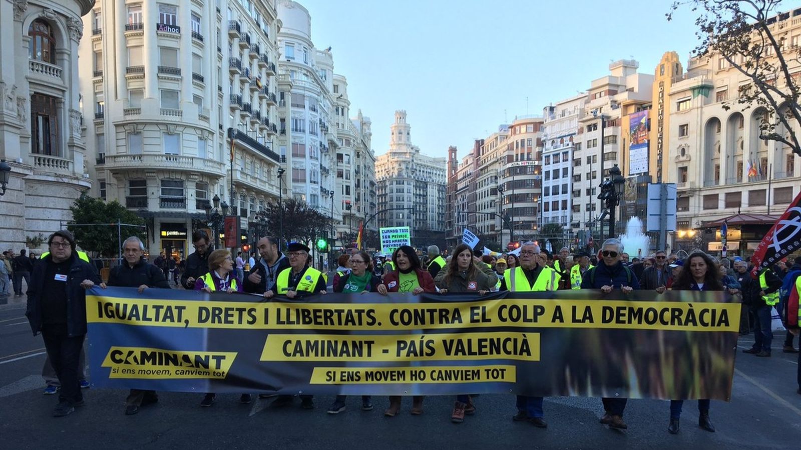 La protesta ha tingut per lema "Igualtat, drets, llibertats, contra el colp a la democràcia. Si ens movem, ho canviem tot"