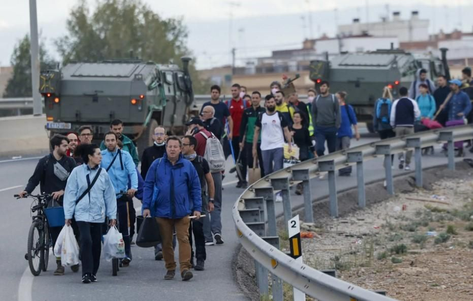 Voluntaris ixen des de València en direcció a Paiporta per a col·laborar en les labors de neteja