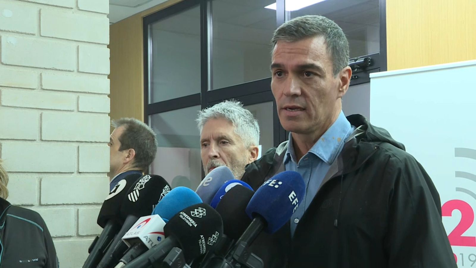 Sánchez amb el ministre Grande-Marlaka després de la reunió del Cecopi