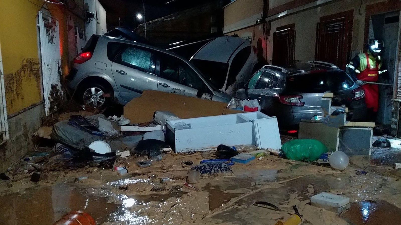 Vehicles amuntegats en la pedenia de Javalí Viejo, que va registrar una tromba d'aigua a primera hora de la nit d'aquest diumenge