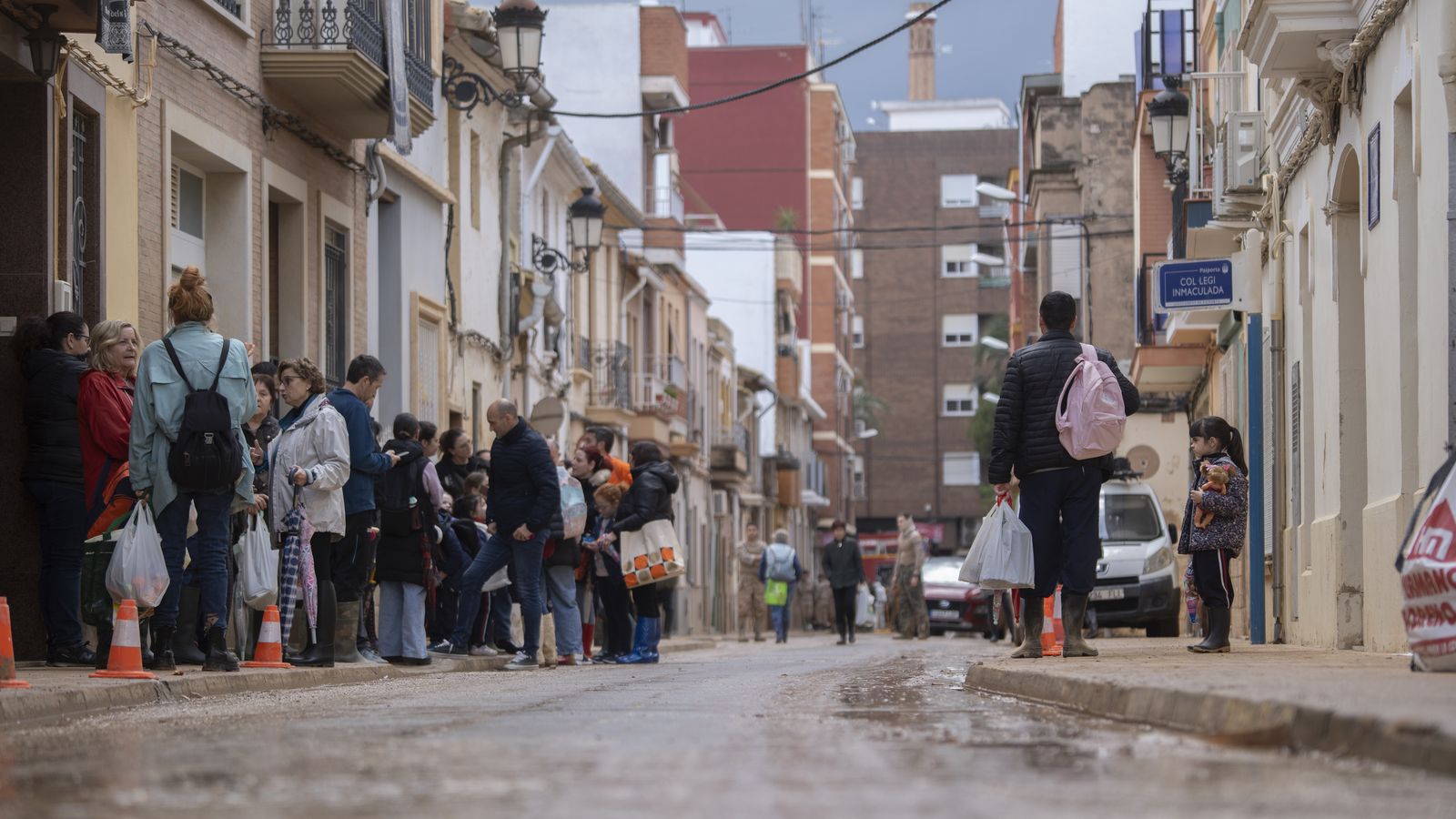 Familiars esperen als alumnes a l'eixida del col·legi 'La Immaculada', a Paiporta (Horta Sud)