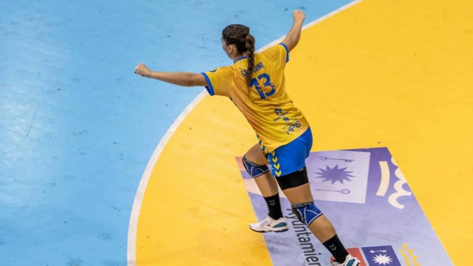Una jugadora del Rocasa celebra la victòria