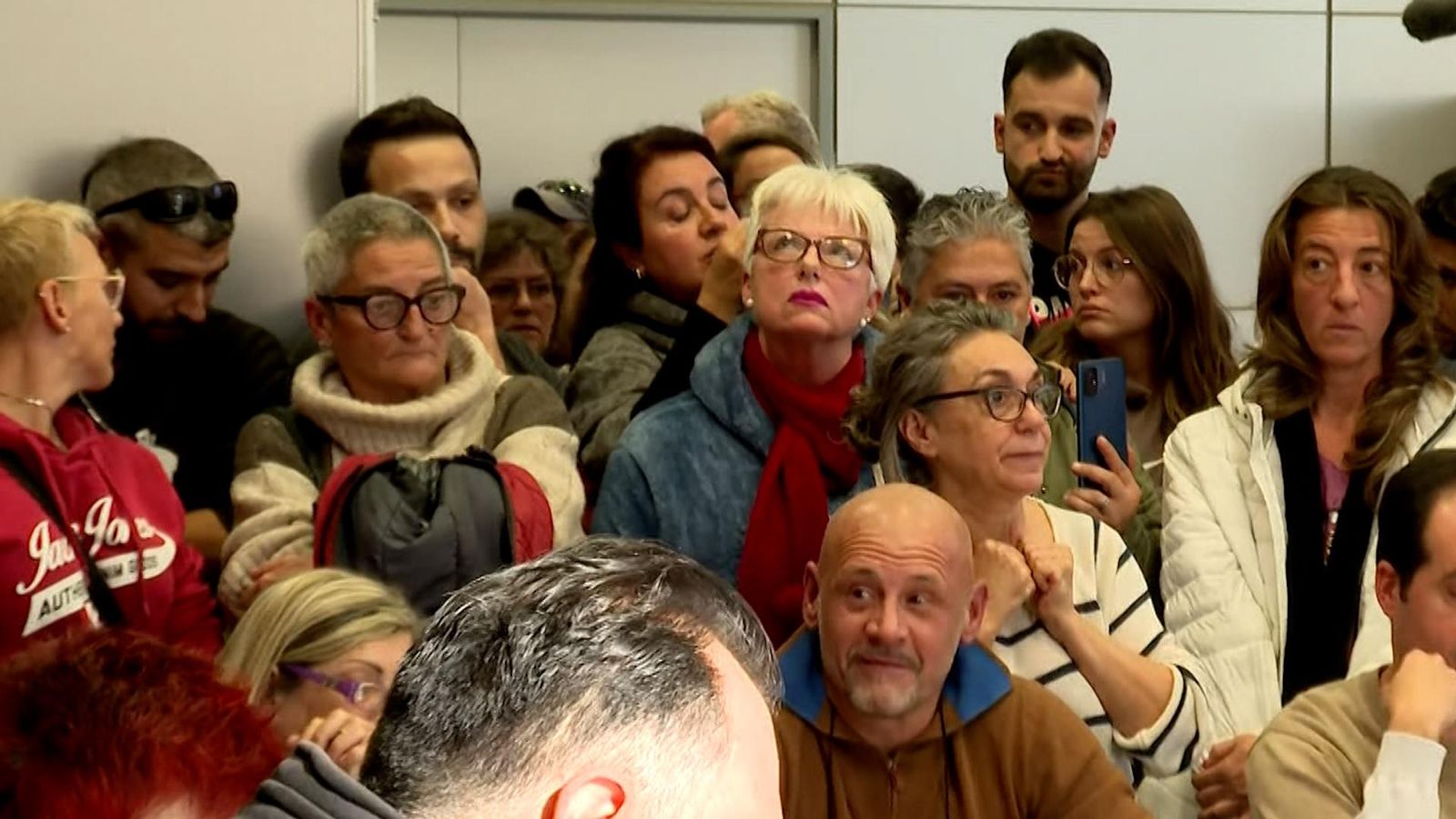 La sala de juntes de l'Ajuntament d'Alfafar, plena fins a la bandera este dijous