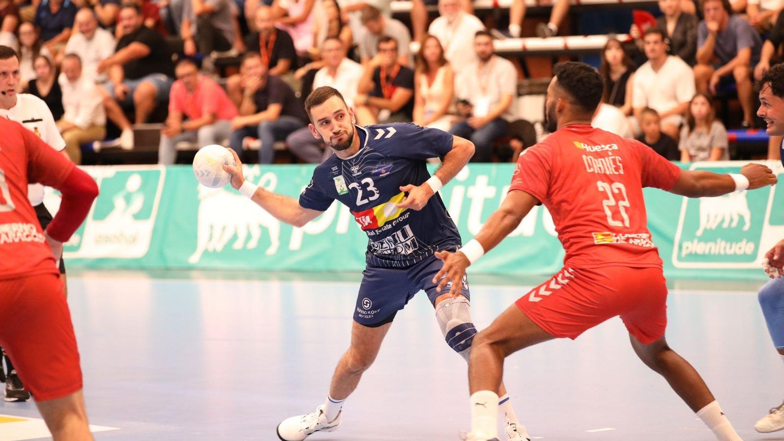 Mirko Durovic fa un llançament a porteria