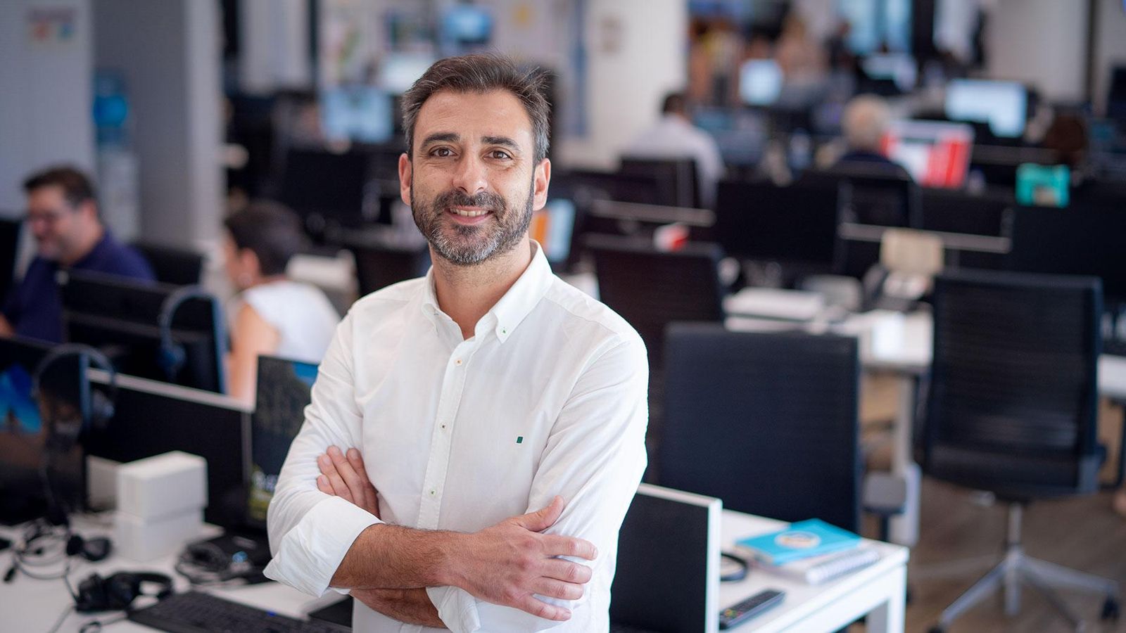 Ivan Esteve a la redacció dels informatius d'À Punt