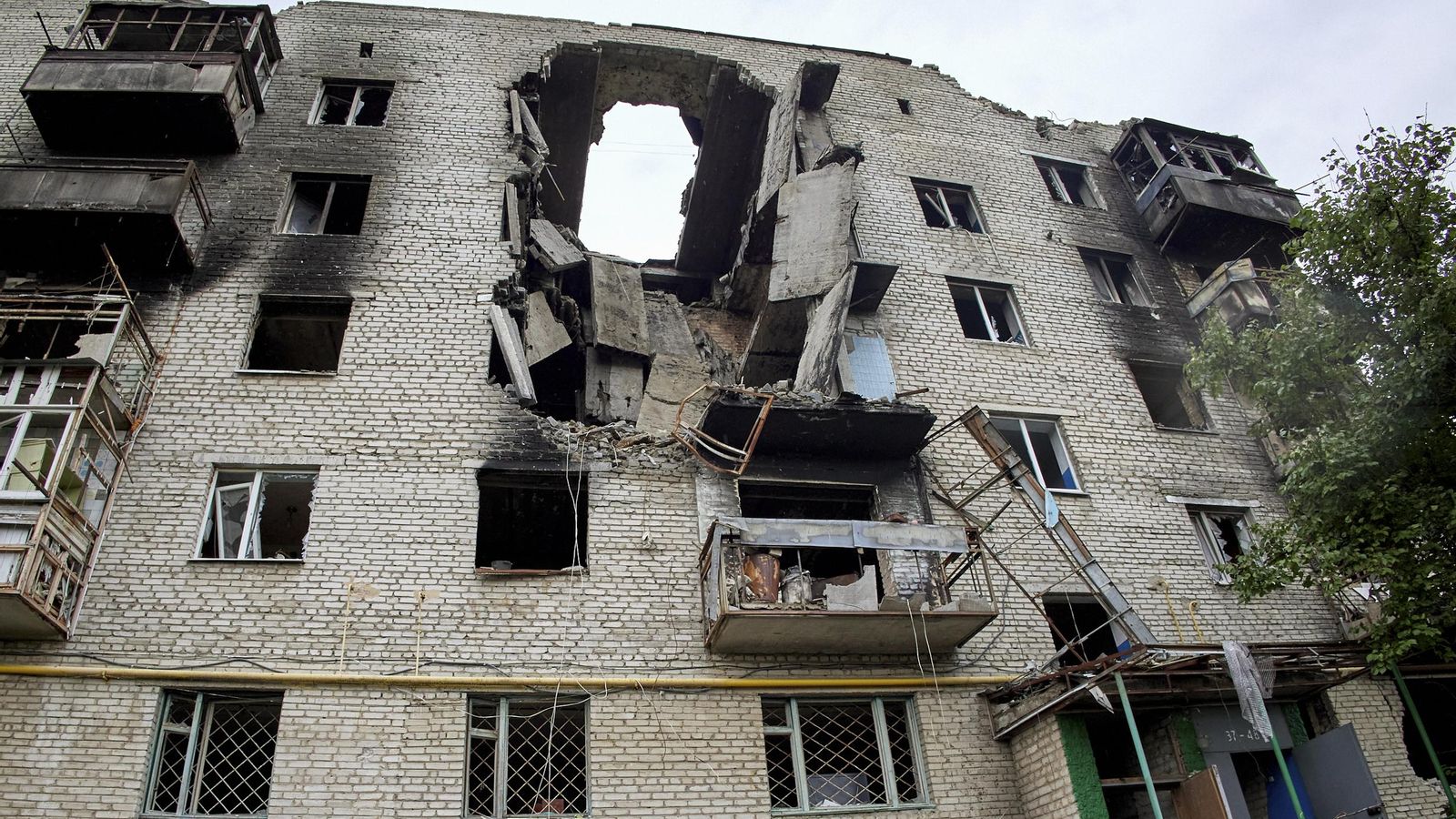 Un edifici residencial danyat a la ciutat recuperada d'Izyum en l'àrea de Khàrkiv, Ucraïna, el 15 de setembre de 2022.