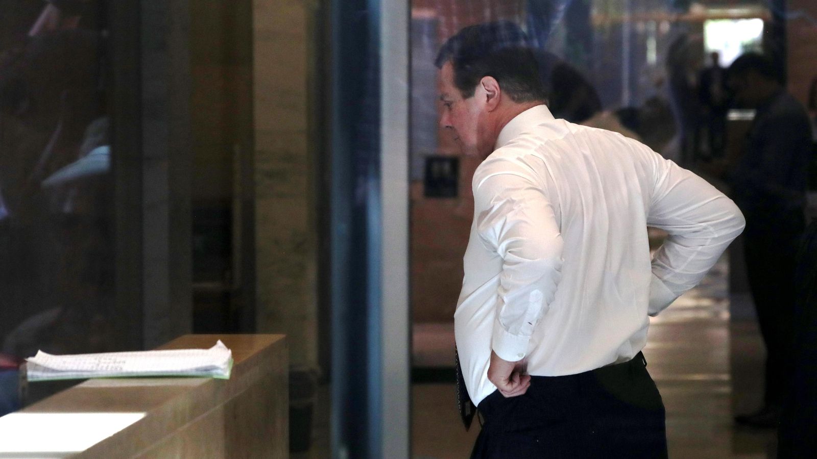 Paul Manafort arriba al tribunal per a prestar declaració