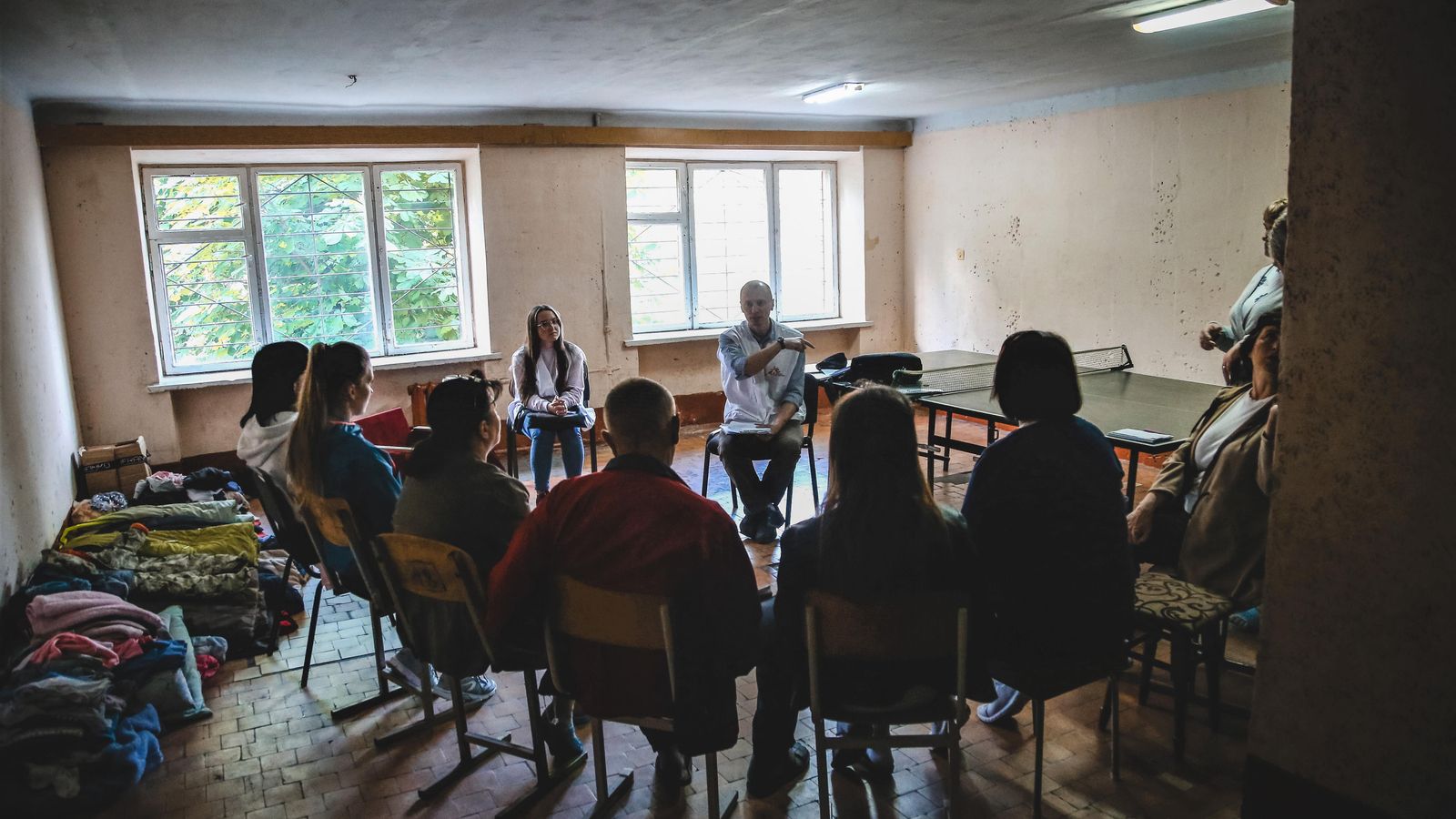 Desplaçats interns de l'est d'Ucraïna assisteixen a una sessió de psicoeducación facilitada per Ihor Ohdansky, psicòleg d'MSF