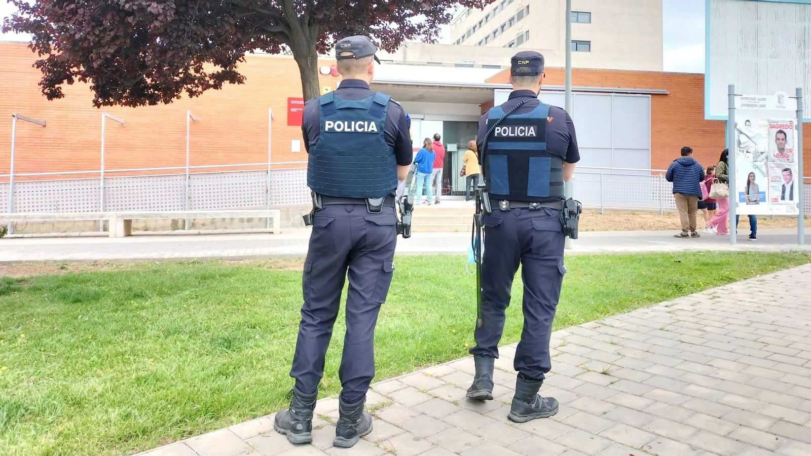 Policia Nacional en el centre de salut de la Coma a Paterna