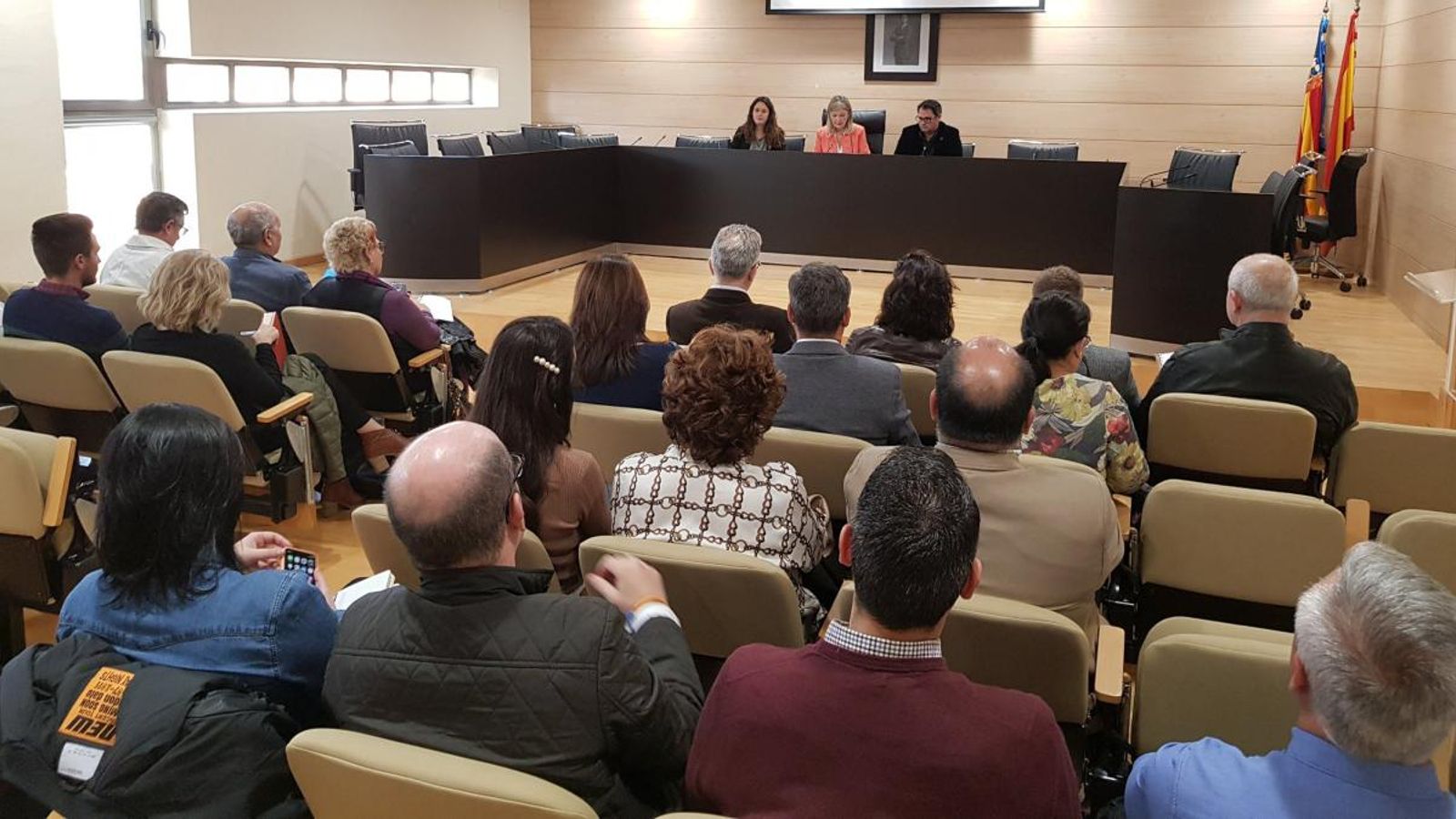 La consellera de Justícia, Gabriela Bravo, durant la trobada a l’Ajuntament de Dolores