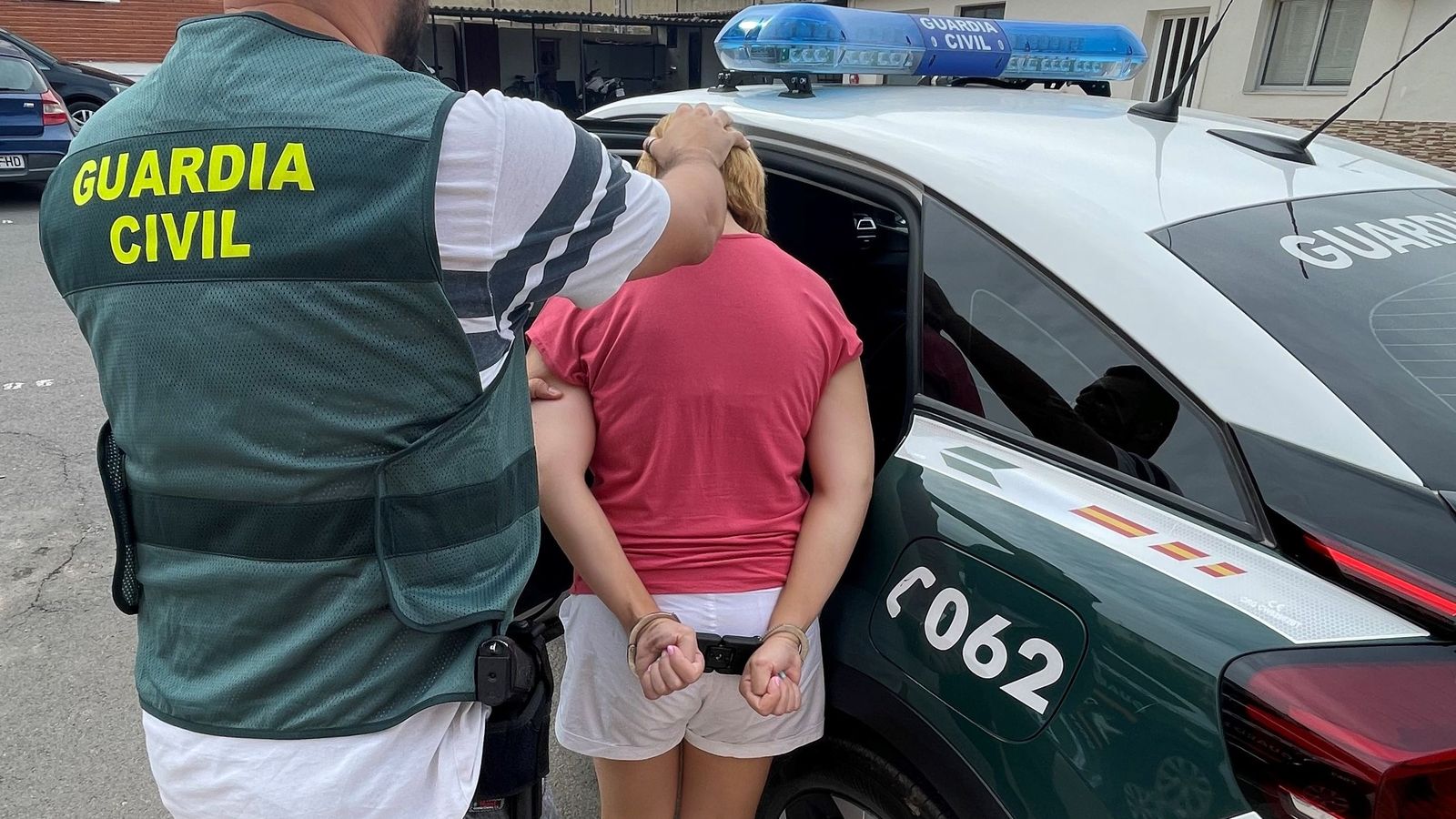 Un agent introdueix la detinguda per tindre un punt de venda de droga a Xelva