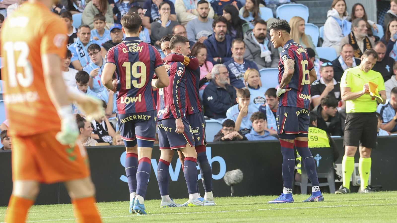 Els jugadors del Llevant celebren un dels gols