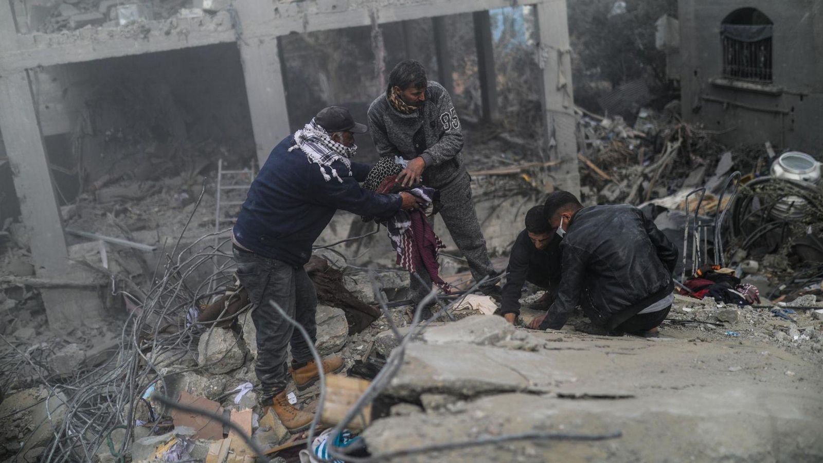 Palestins busquen cosos i supervivents sota els enderrocs després d'un atac israelià aquest divendres a Deir Al Balah