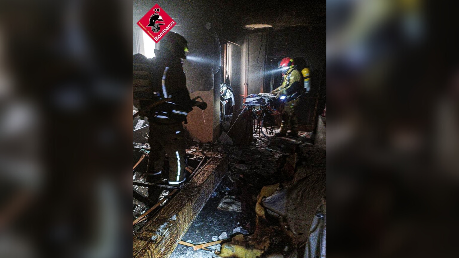 Efectius del Consorci Provincial de Bombers d'Alacant durant les tasques d'extinció del foc