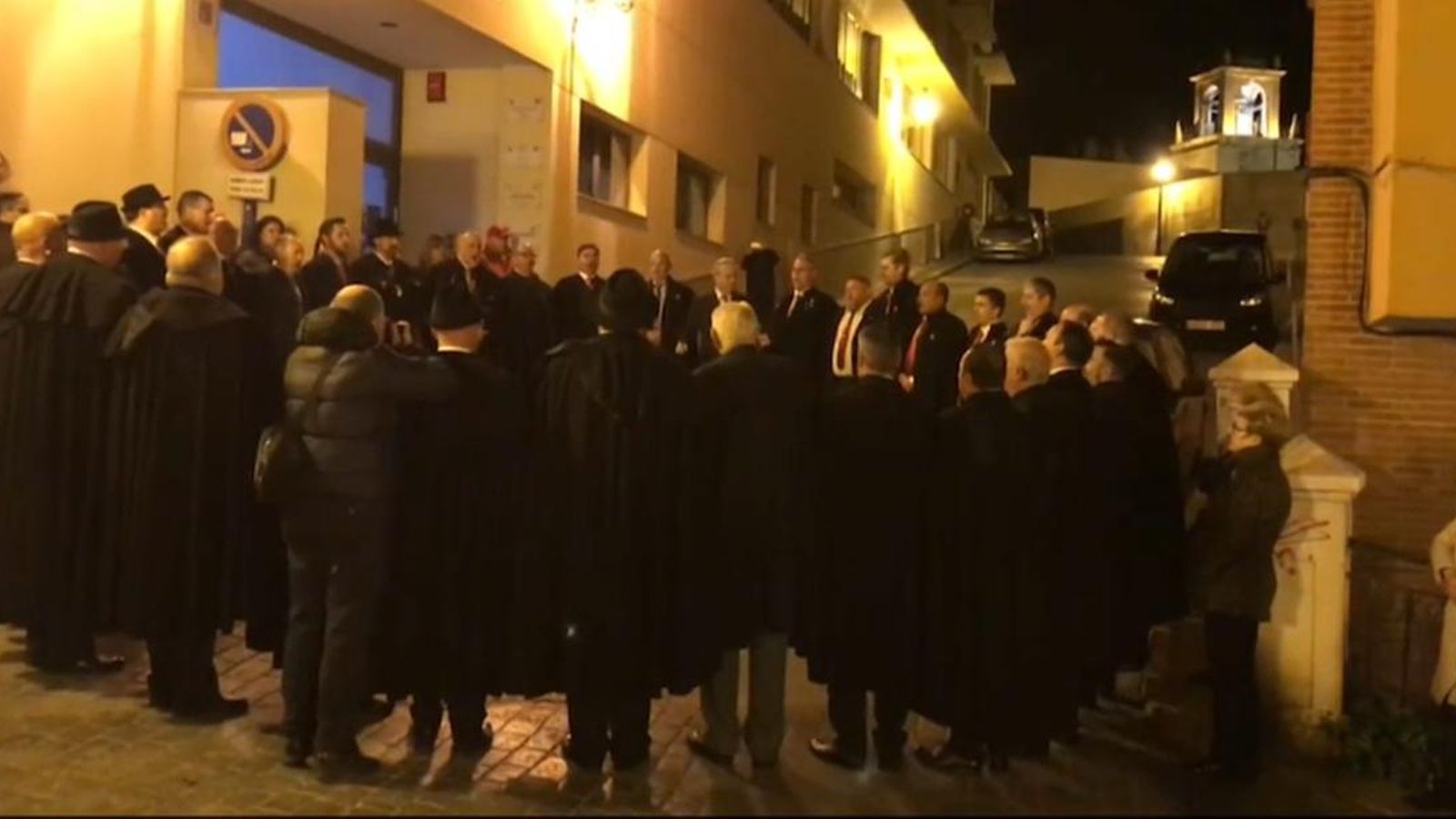 Aquest cant de transmissió oral l'interpreten dos grups de cantors masculins pels carrers d'Oriola durant la Setmana Santa