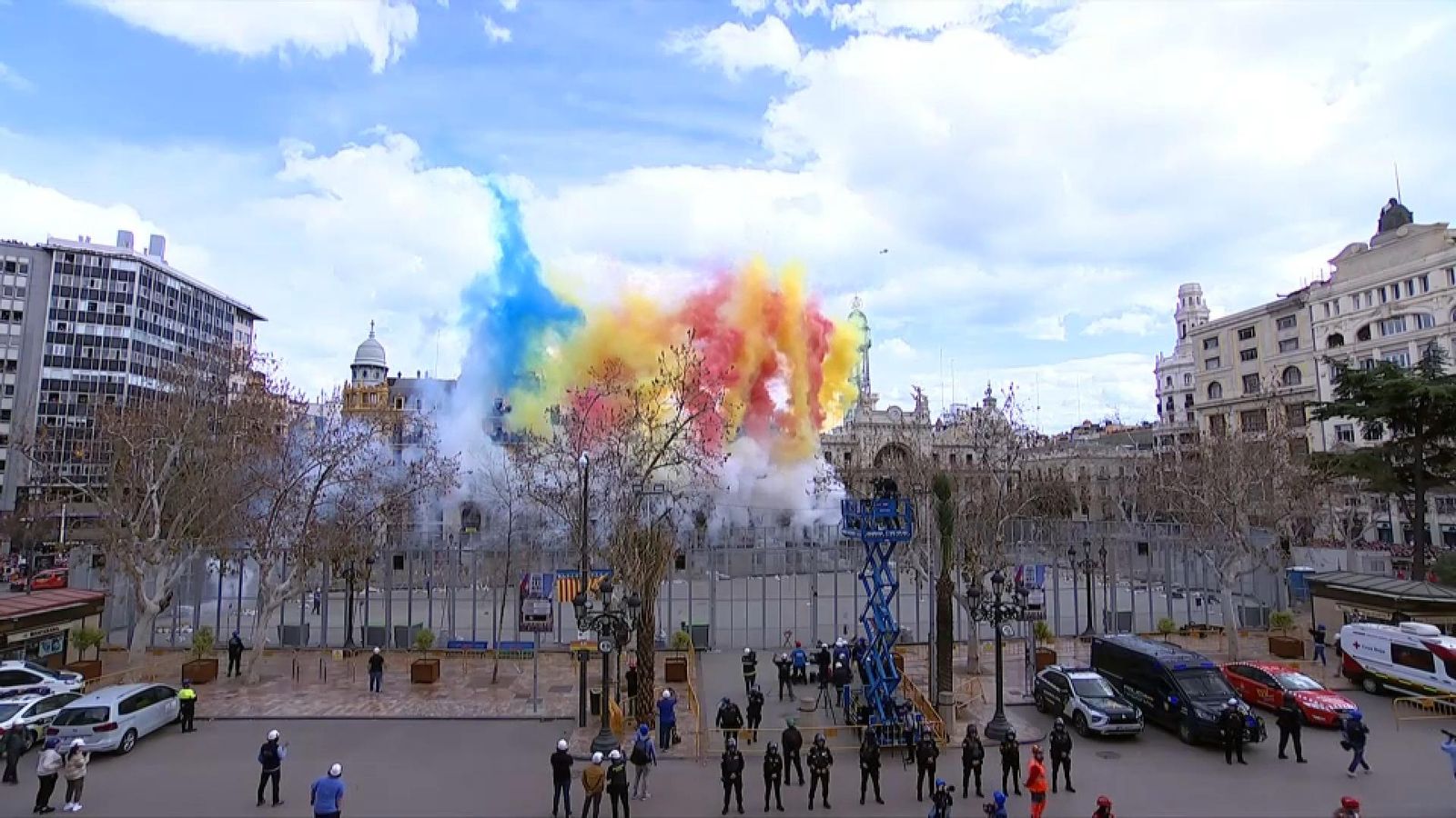 Segona mascletà disparada per Pirotecnia Zaragozana amb un cluc d'ullet a la Senyera Segona mascletà disparada per Pirotecnia Zaragozana amb un cluc d'ullet a la Senyera