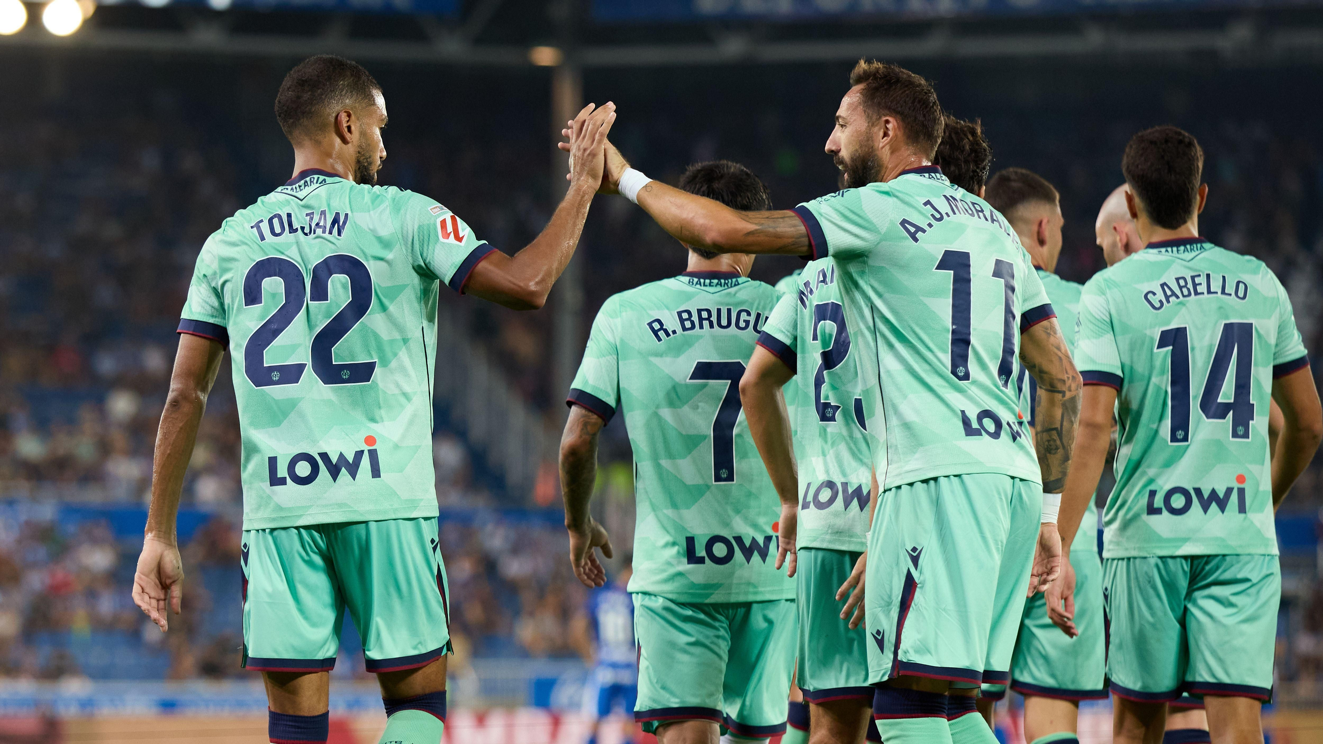 Toljan i Morales celebren un gol Toljan i Morales celebren un gol